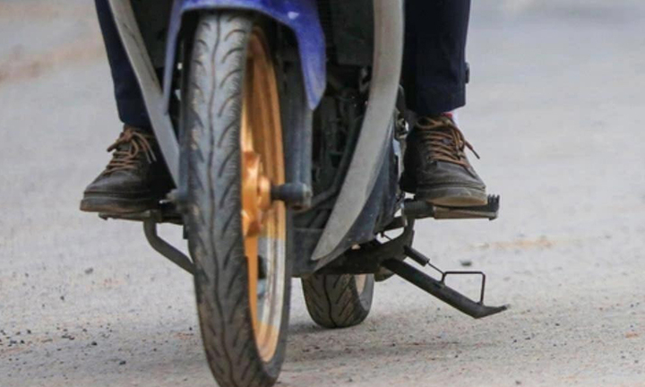 Đi xe máy quệt chân chống xuống đường bị phạt bao nhiêu tiền?