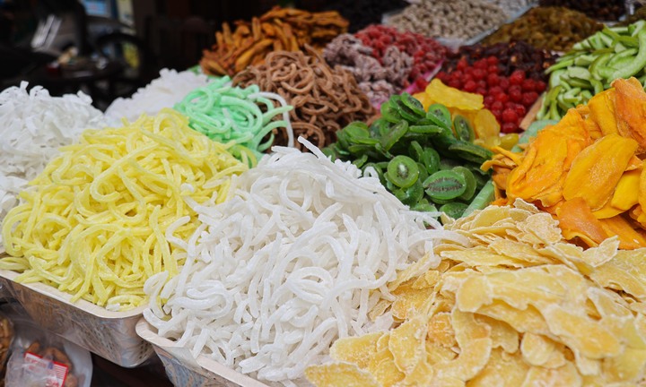 Mứt Tết bán tràn thị trường, xuất hiện nhiều loại '3 không'