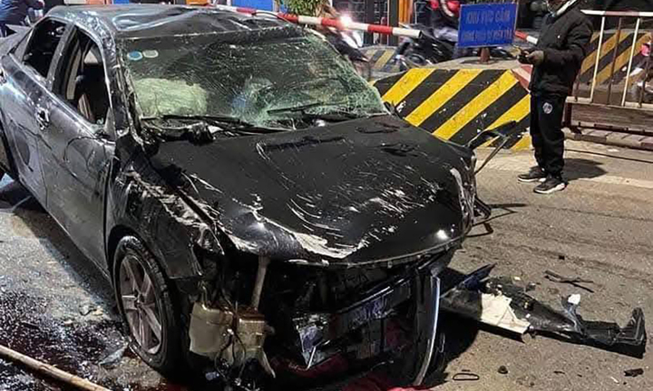 Gây tai nạn bỏ chạy, ô tô tiếp tục đâm vào trạm thu phí trên Quốc lộ 5