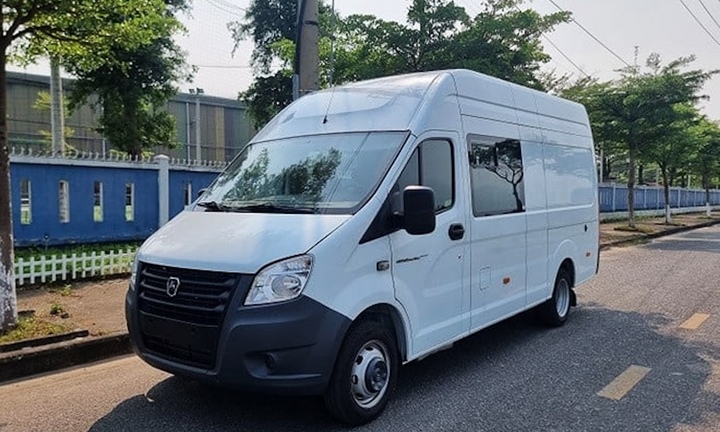 Xe biển D được chở mấy người? 