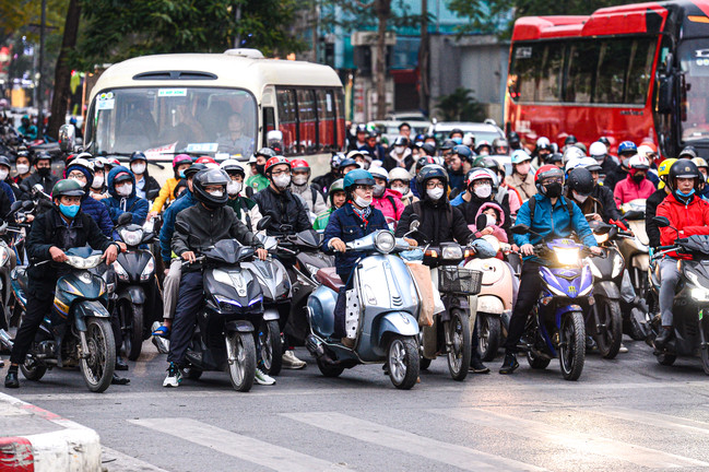 Mức phạt tăng, xe cộ xếp hàng thẳng tắp chờ đèn đỏ ở các ngã tư Hà Nội