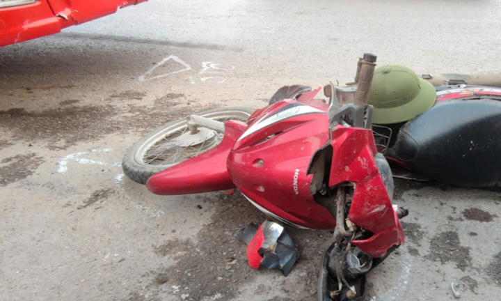 Vượt đèn đỏ tông vào ô tô, hai người đi xe máy ở Thanh Hoá bị thương