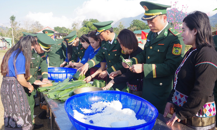 Tặng nhà cùng 500 suất quà cho dân bản nghèo vùng biên 