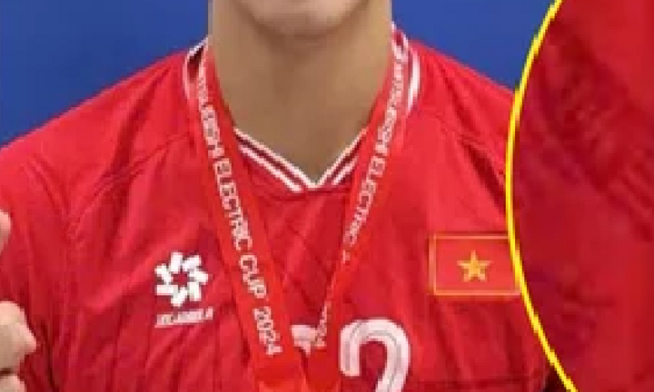 Tiền đạo Tiến Linh nhận huy chương vàng dị nhất AFF Cup 2024