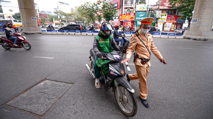 Chạy xe máy lên vỉa hè, nam shipper bị phạt hơn cả tháng lương 