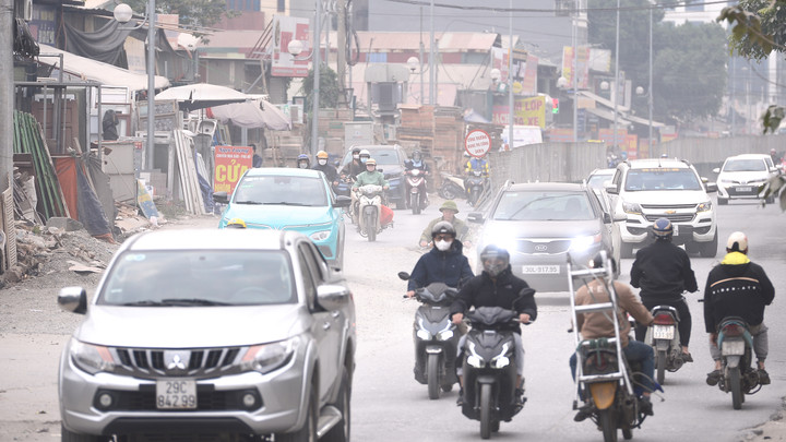 Trời Hà Nội mờ đục từ sáng đến tối, dân 'ngộp thở' trong mùa ô nhiễm không khí