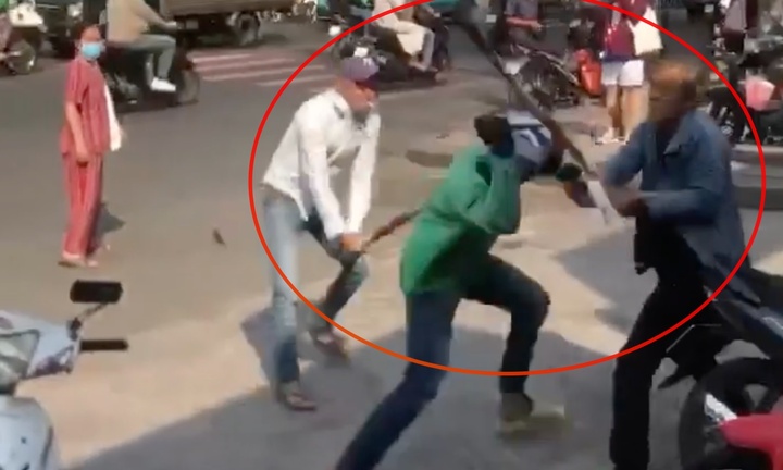 Nhóm xe ôm hỗn chiến trước cổng bệnh viện ở TP.HCM 