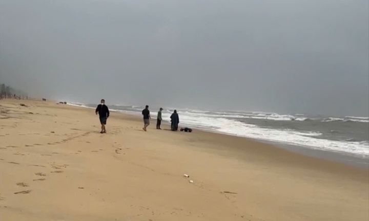 Phát hiện thi thể nằm sấp sát mép biển ở Huế