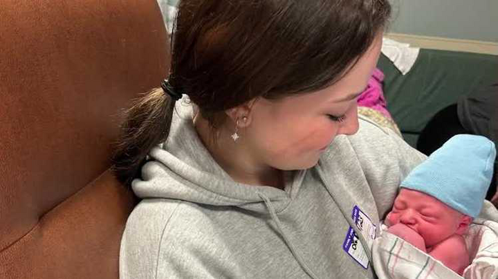 Mẹ phê ma túy ngủ quên trong bồn tắm, em bé 3 tháng tuổi chết đuối