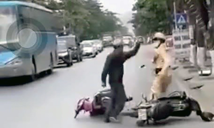 Tài xế xe máy trốn đo nồng độ cồn, đánh cảnh sát giao thông