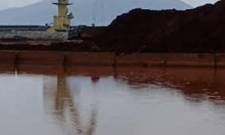 Nguyên nhân nước biển quanh khu cảng tập kết bauxite ở Huế đổi màu