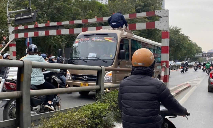CSGT Hà Nội xử phạt tài xế xe khách 29 chỗ mắc kẹt ở cầu vượt Thái Hà