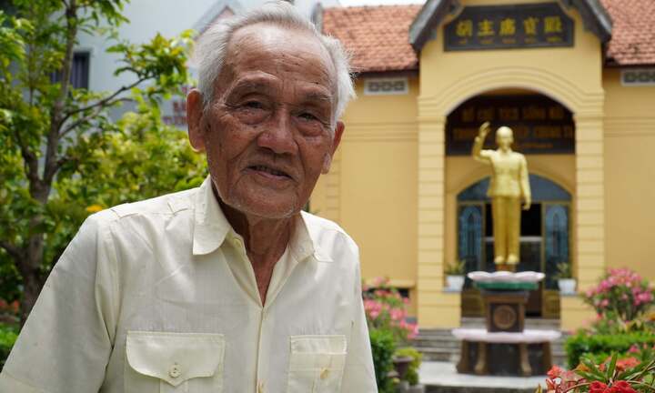 Cụ ông 90 tuổi làm khu tưởng niệm Bác Hồ tại nhà