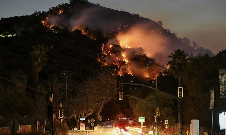 Dự báo 'bão lửa' tiếp tục bùng phát dữ dội ở California vào tuần tới