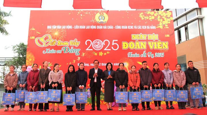 Tặng hơn 2.000 vé tàu, xe Tết cho công nhân ở Đà Nẵng