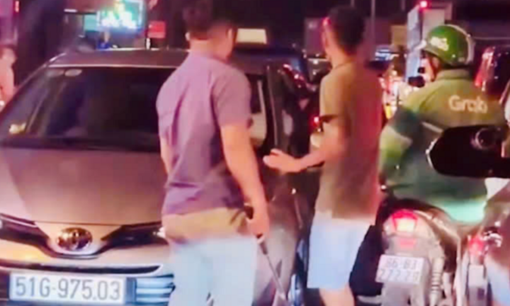 Người đàn ông cầm gậy ba khúc đánh tài xế xe công nghệ giữa đường ở TP.HCM