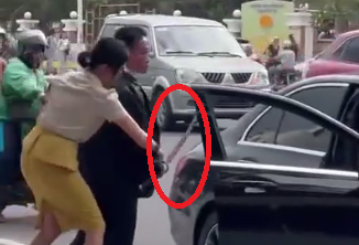 Lái Mercedes bẻ hoa tặng phụ nữ rồi rút kiếm dọa người: Ga lăng giả, côn đồ thật