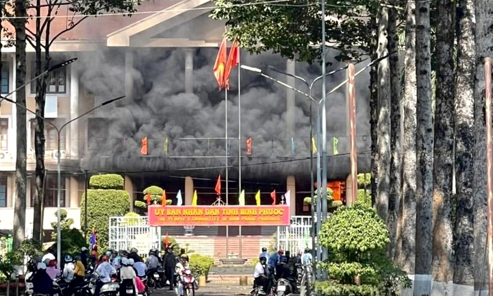 Cháy lớn trong trụ sở UBND tỉnh Bình Phước