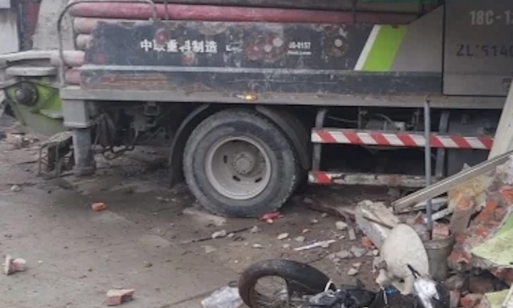 Xe tải tông vào cửa hàng tạp hoá ở Nghệ An, 6 người chết