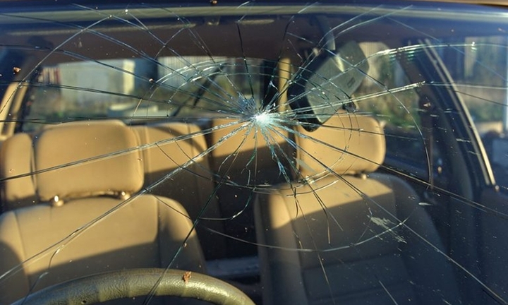 Những hư hỏng thường gặp trên kính xe ô tô 