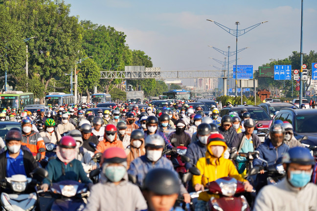 Kẹt xe khắp nơi, người dân TP.HCM 'ngộp thở' đi làm sáng đầu tuần