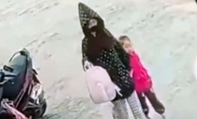 Tìm thấy bé gái 4 tuổi bị người lạ vào trường dẫn đi