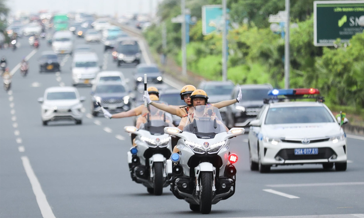 Ô tô không nhường đường cho xe ưu tiên bị phạt bao nhiêu tiền từ năm 2025?