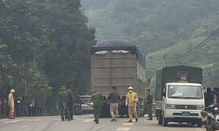 Đi xe máy không gắn biển số va chạm xe tải, hai thiếu niên tử vong