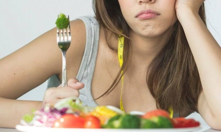 8 thói quen ăn uống gây hại sức khỏe