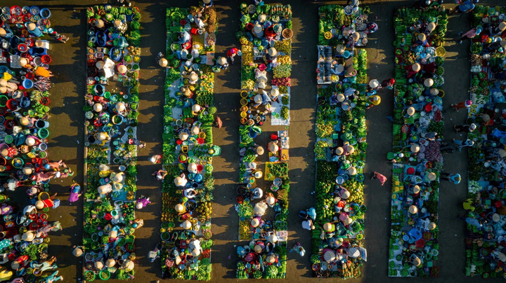 Ngôi chợ miền Tây ngay hàng thẳng lối như ‘game nông trại’