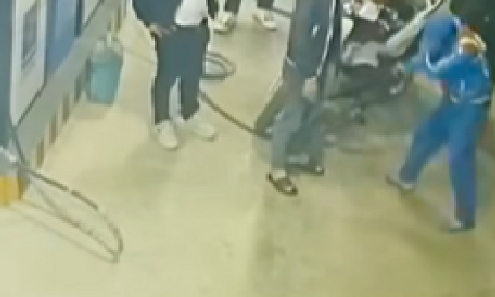 Nhân viên cây xăng bị tài xế ô tô tát tới tấp vào mặt