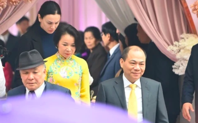 Vợ chồng tỷ phú Việt xuất hiện trong lễ ăn hỏi con trai và Á hậu Phương Nhi