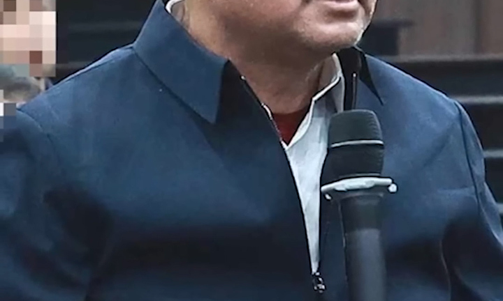 Cựu Bộ trưởng Mai Tiến Dũng được 2 người dìu đến tòa