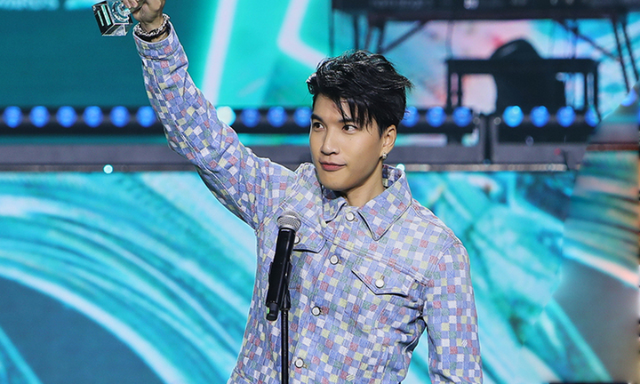 Hieuthuhai bất ngờ khi vượt mặt Sơn Tùng M-TP giành giải 'Nam ca sỹ của năm'