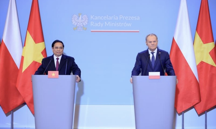 Thủ tướng Phạm Minh Chính và Thủ tướng Ba Lan Donald Tusk gặp gỡ báo chí