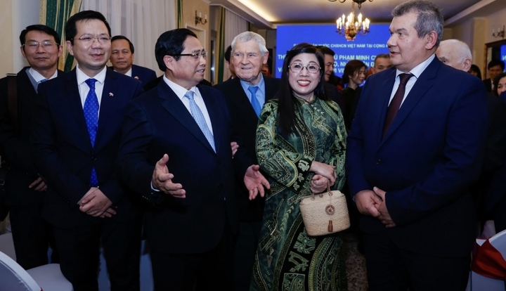 Thủ tướng gặp gỡ cán bộ, nhân viên ĐSQ và cộng đồng người Việt Nam tại Ba Lan