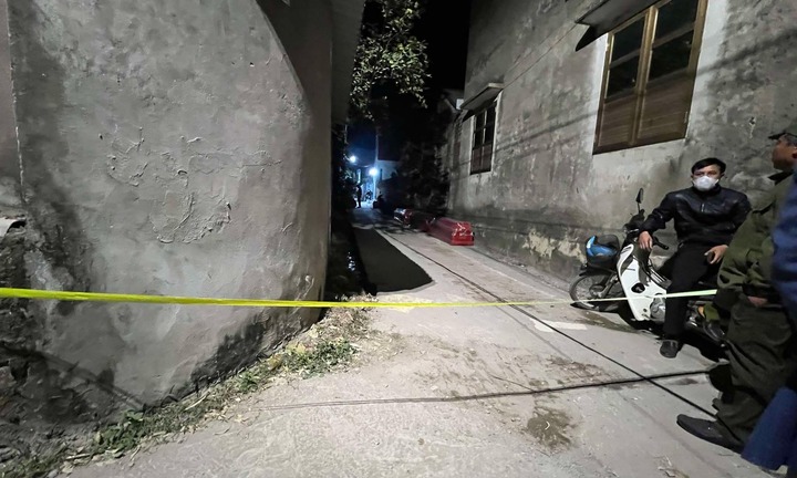 Người thân bàng hoàng khi phát hiện 4 thi thể trong căn nhà ở Hà Nội