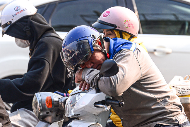 Chờ 5 nhịp đèn chưa thoát khỏi ngã tư ùn tắc, tài xế ngủ gục trên xe