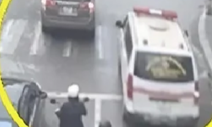 Công an TP.HCM: Phạt người vượt đèn đỏ, leo lề nhường đường xe cứu thương là sai