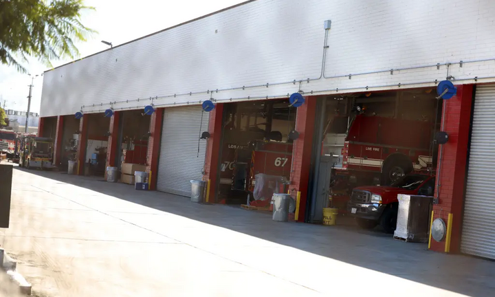 Cháy rừng ở Los Angeles vẫn âm ỉ, 75 xe cứu hỏa xếp hàng chờ sửa chữa