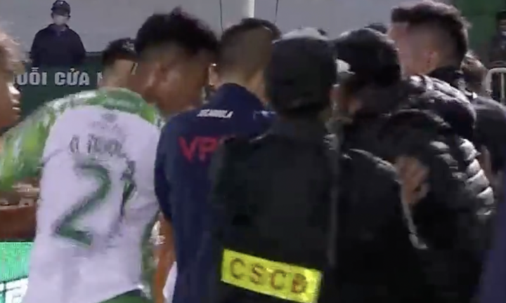 Cầu thủ HAGL chơi xấu, cảnh sát cơ động phải vào sân can thiệp