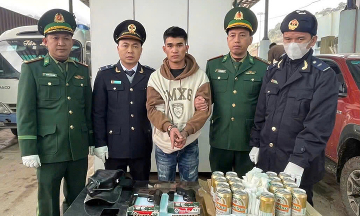 Cất giấu 2 súng ngắn, 92 viên đạn trong thùng bia đưa qua biên giới 