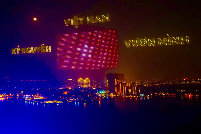 Ngắm drone xếp hình ‘Việt Nam - Kỷ nguyên vươn mình’ chào năm mới 2025