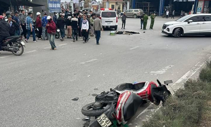 Ô tô va chạm xe máy, cặp vợ chồng chết thương tâm
