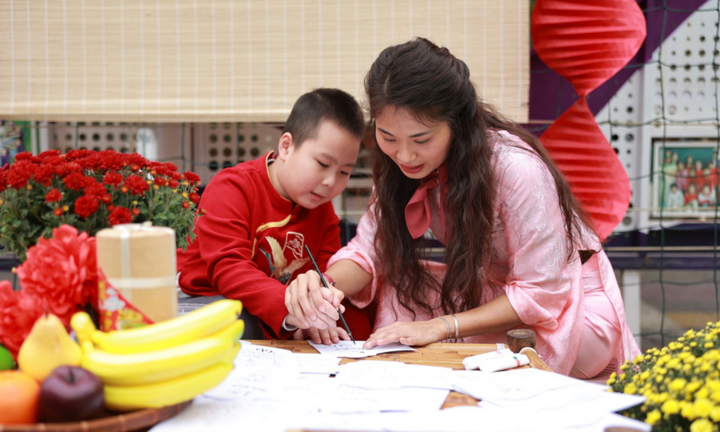 Học sinh Hà Nội thích thú trải nghiệm văn hoá Tết truyền thống