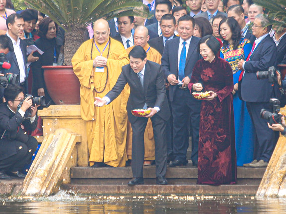 Chủ tịch nước Lương Cường cùng kiều bào thả cá chép tiễn ông Công, ông Táo