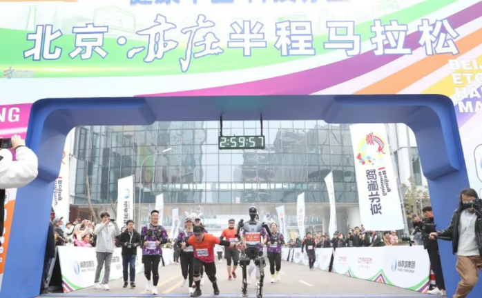 Lần đầu tiên người và robot thi chạy marathon