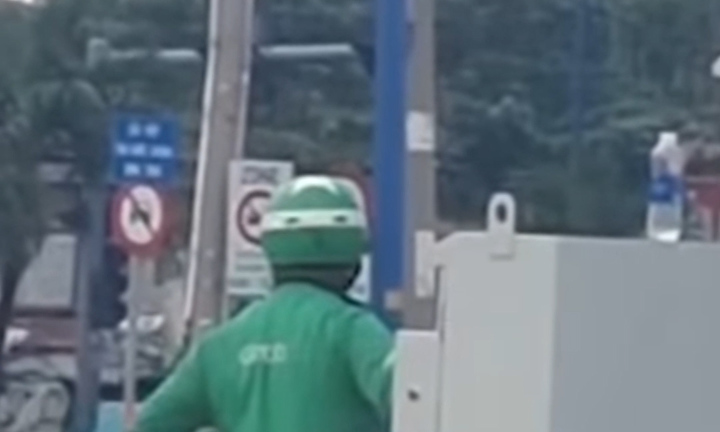 Vì sao tài xế GrabBike tự ý chỉnh đèn giao thông?