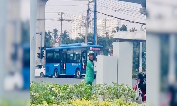 Lý do người đàn ông mặc áo Grab điều chỉnh đèn giao thông ở TP.HCM