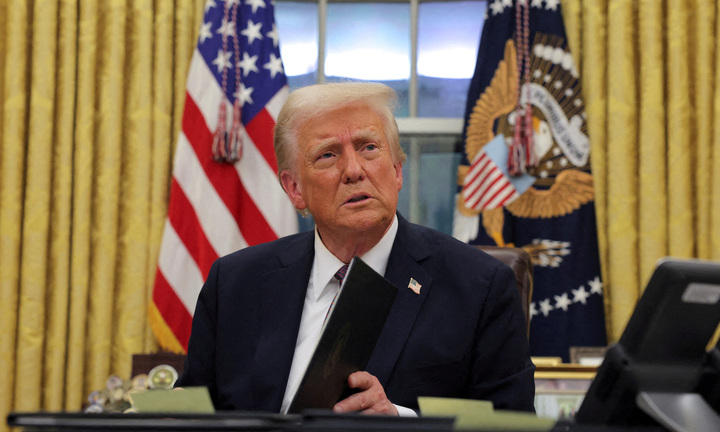 Tổng thống Trump sa thải hơn 1.000 nhân viên chính quyền ông Biden